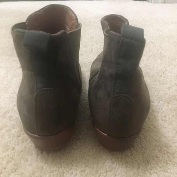 Charlotte Russe Faux Suede Booties Ankle Chelsea Boots Stacked Block Heel 8 - Picture 4 of 9